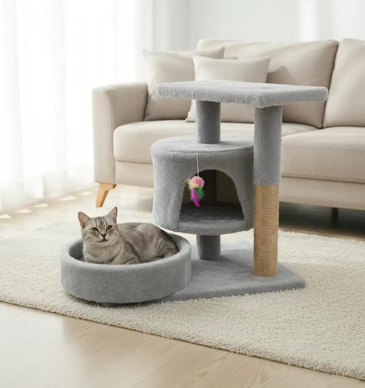 Arbre à chat appartement petit espace gris clair avec chat heureux dans un salon moderne, design compact et gain de place.