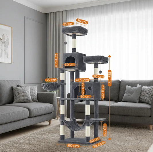 Arbre à chat facile à monter gris anthracite avec dimensions affichées au centre d’un salon cosy, compact, stable et parfait pour appartement.