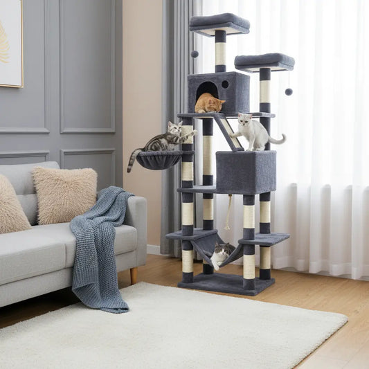Arbre à chat géant gris foncé stable et multi-niveaux dans un salon cosy avec 4 chats, idéal pour plusieurs chats et facile à monter.