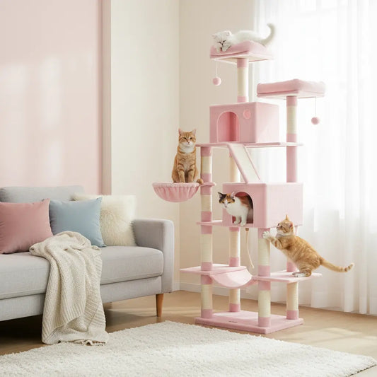 Arbre à chat géant rose stable et multi-niveaux dans un salon cosy, 4 chats dont 3 se reposent et 1 joue, parfait pour plusieurs chats et facile à monter.