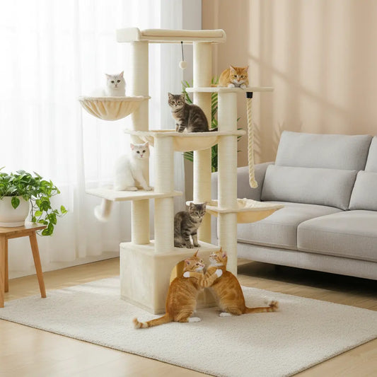 Arbre à chat pour Maine Coon beige XXL stable et robuste, idéal pour plusieurs chats, dans un salon cosy et lumineux.