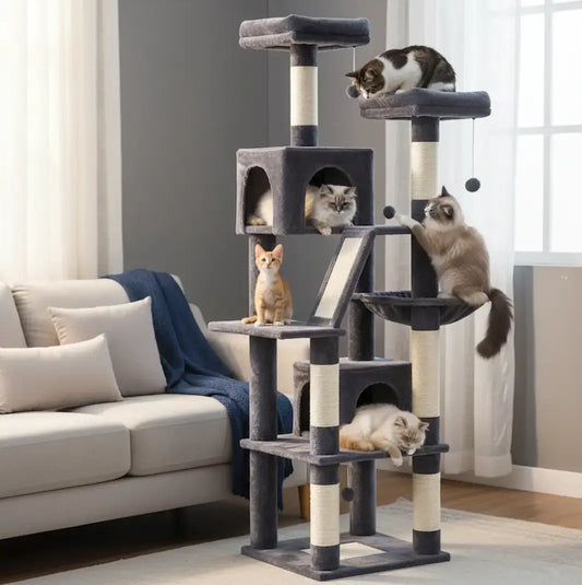 Arbre à chat XXL gris anthracite multi-niveaux pour gros chats, stable et confortable, installé dans un salon cosy avec cinq félins adultes dont un Maine Coon.
