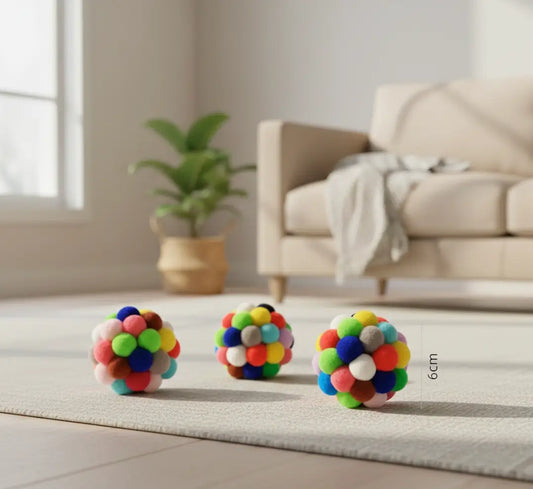 Lot de balles en peluche pour chat format 6 cm, jouet interactif sensoriel résistant pour chats adultes, conçu pour un usage quotidien en intérieur.