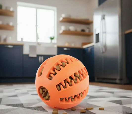 Détail de la balle friandise chien anti-glouton avec stries retenant les croquettes pour une libération progressive