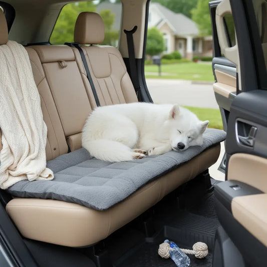 Coussin apaisant chien XXL gris placé sur la banquette arrière de voiture, coussin calmant moelleux pour Samoyède en voyage