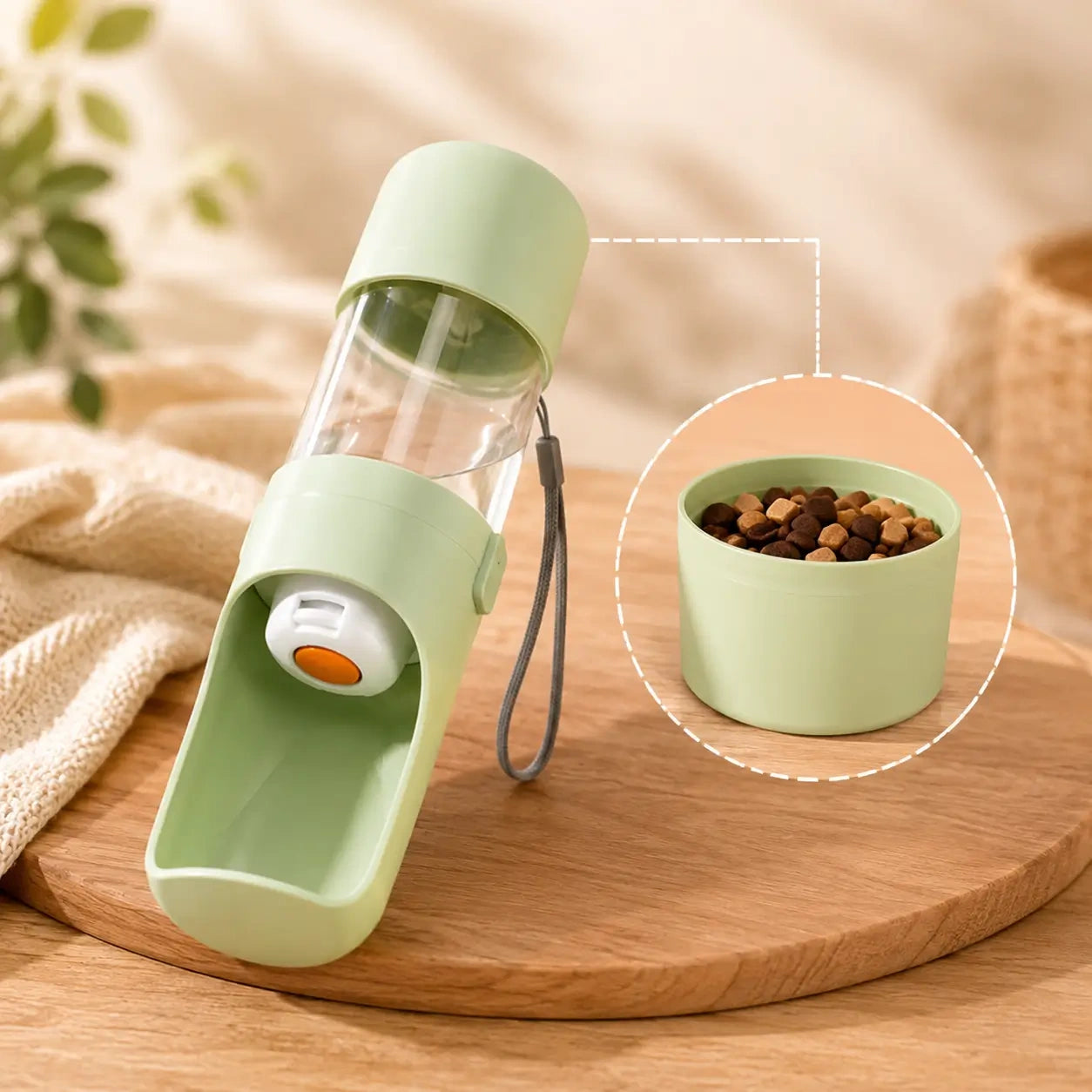 Gourde chien 3-en-1 avec réserve d’eau et compartiment friandises intégré permettant de transporter facilement eau, croquettes et récompenses pendant les promenades, voyages ou randonnées 