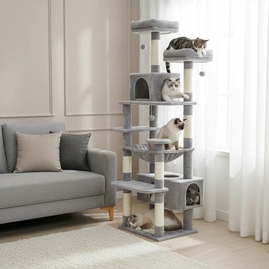 Grand arbre à chat gris stable multi-niveaux dans un salon cosy avec cinq chats jouant et se reposant, parfait pour appartements et foyers multi-chats.