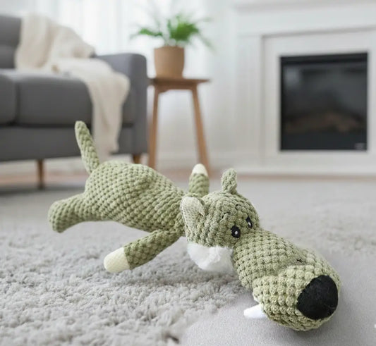Zoom sur la peluche loup vert, jouet dentition chiot en matière douce et sécurisée, conçu pour la mastication légère et le confort des gencives en croissance.