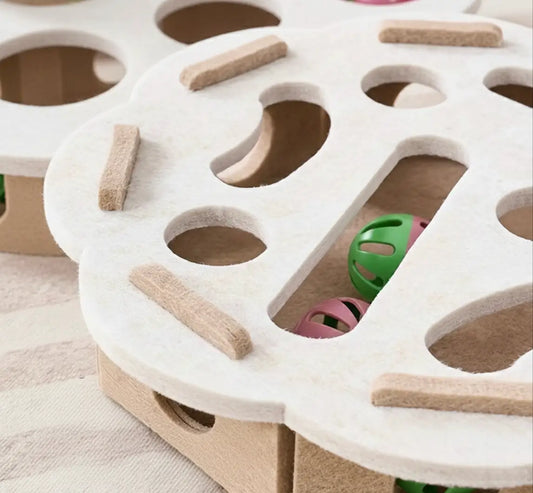 Détail du puzzle interactif pour chat en feutre avec labyrinthe et balles intégrées, conçu pour la stimulation mentale quotidienne